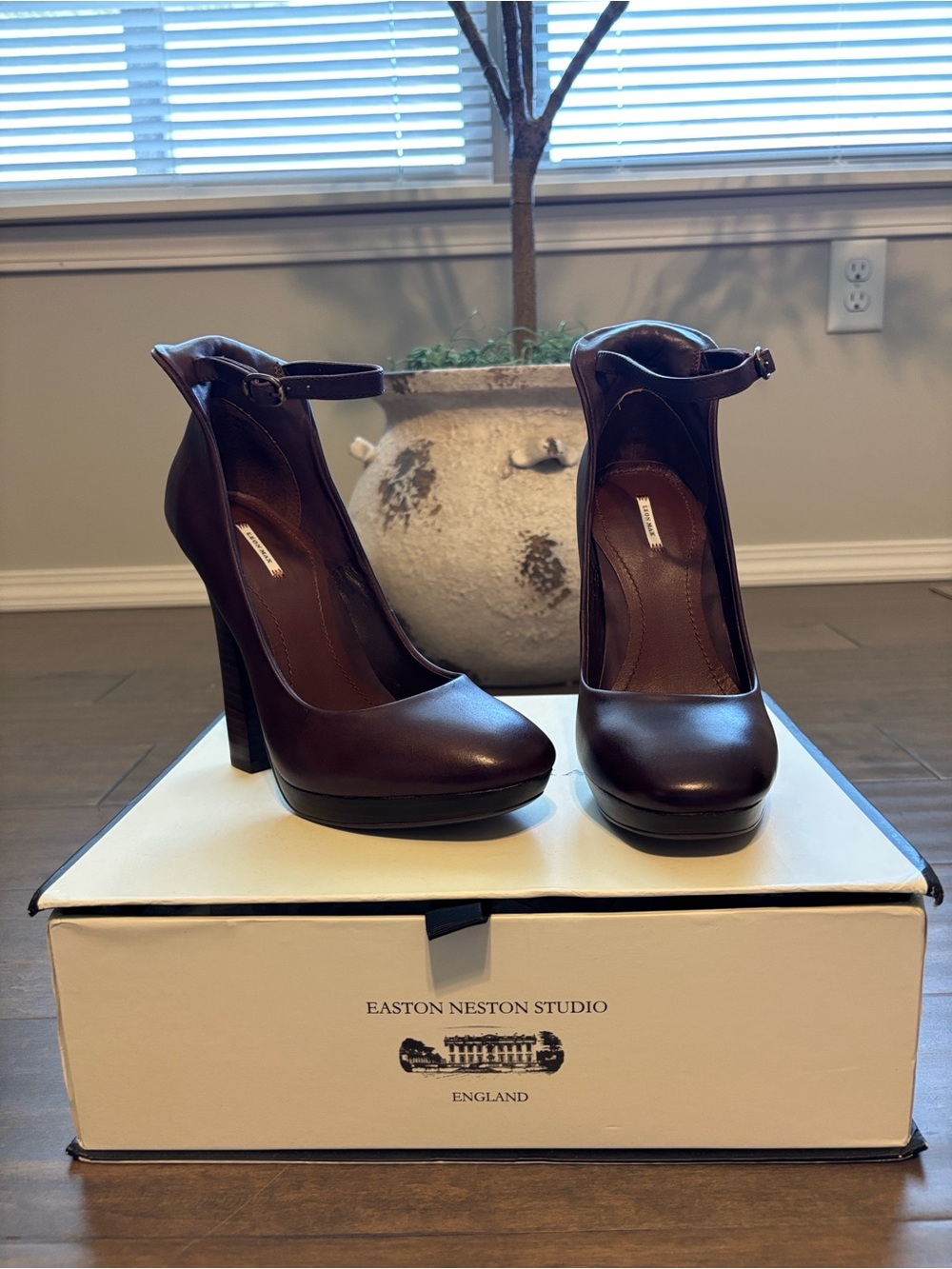 Leon Max Vertu Merlot Burnished Calf Leather Platform Ankle Strap Pumps Sz 7 NIB